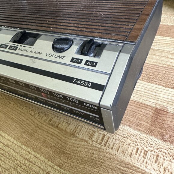 Vintage General Electric AM/FM Alarm Clock/Radio Model 7-4634B Woodgrain Tested - Picture 3 of 11